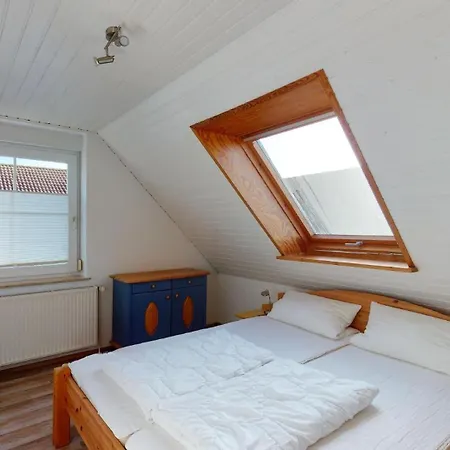 Kleiner Leuchtturm-backbord Fehmarn